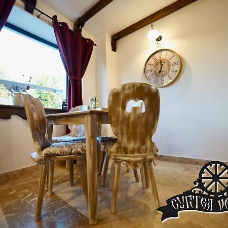 Curtea Veche Hotel Hunedoara Buitenkant foto