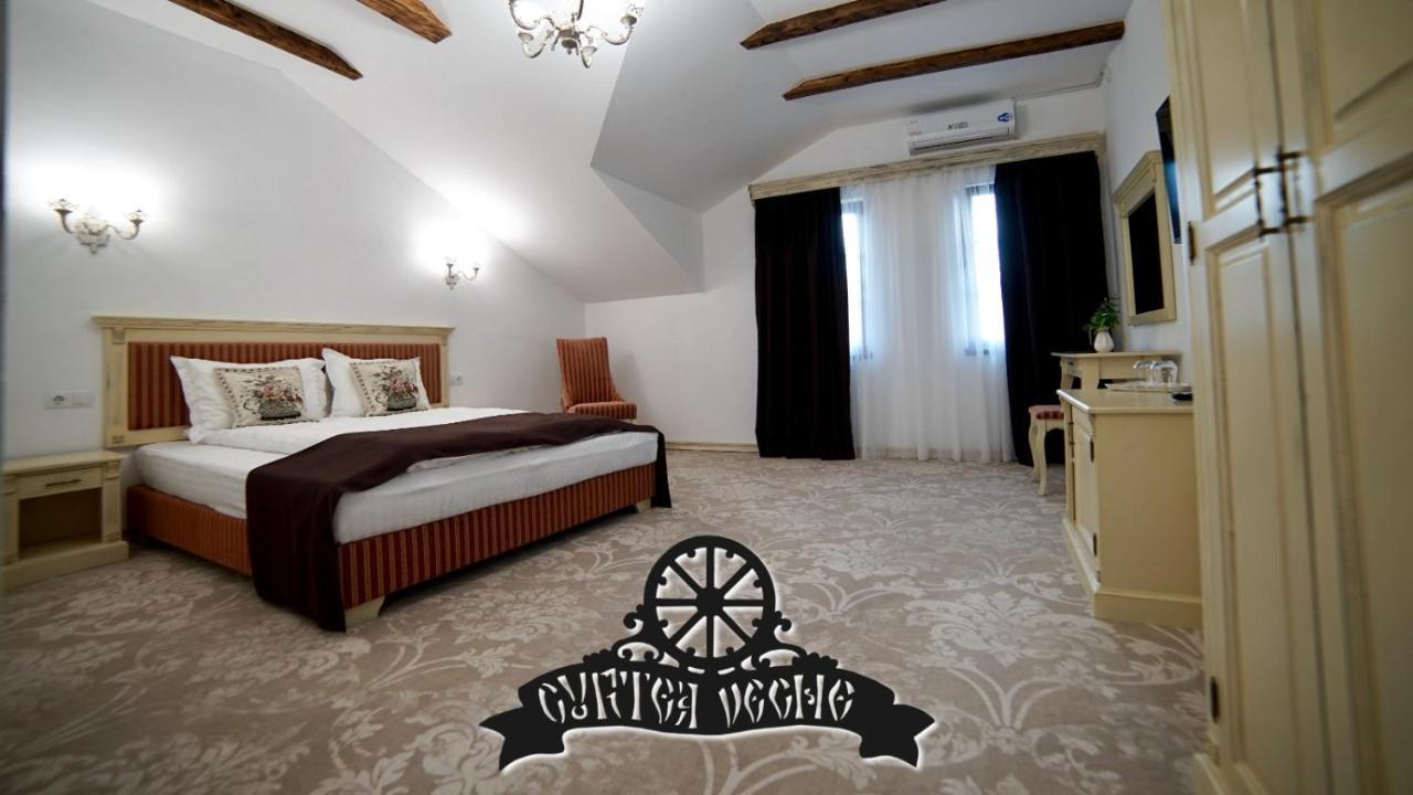 Curtea Veche Hotel Hunedoara Buitenkant foto