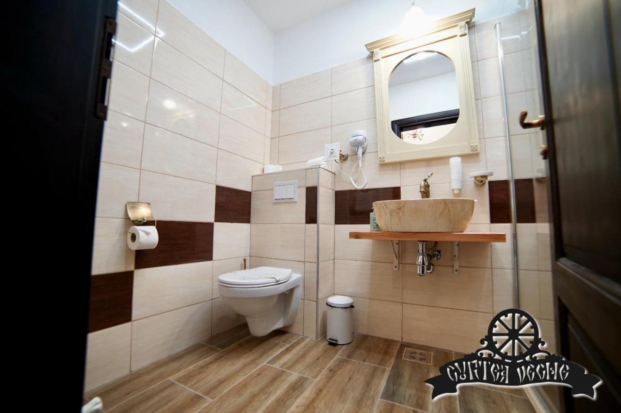Curtea Veche Hotel Hunedoara Buitenkant foto