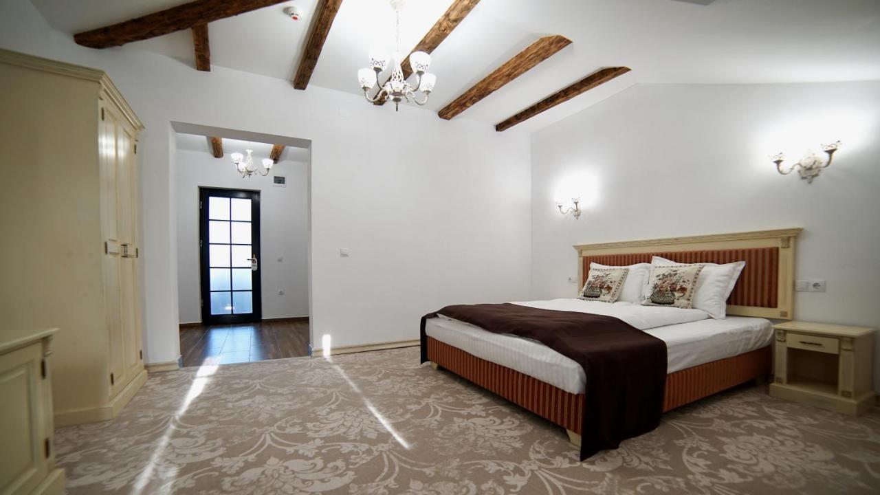 Curtea Veche Hotel Hunedoara Buitenkant foto
